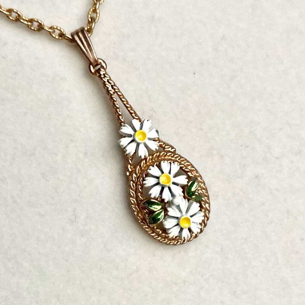 Dainty Vintage Necklace Enamel Daisy Pendant on Chain Goldtone Floral